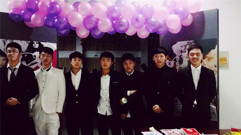 开云手机登录入口举行2016年女生节舞会